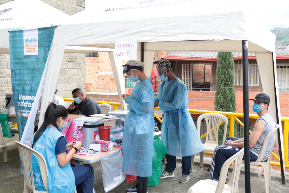 Medellín fortalece su estrategia territorial para ampliar coberturas de vacunación contra la covid-19